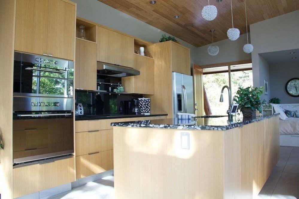 Pointhouse Suites On Sargeant Bay Halfmoon Bay ภายนอก รูปภาพ
